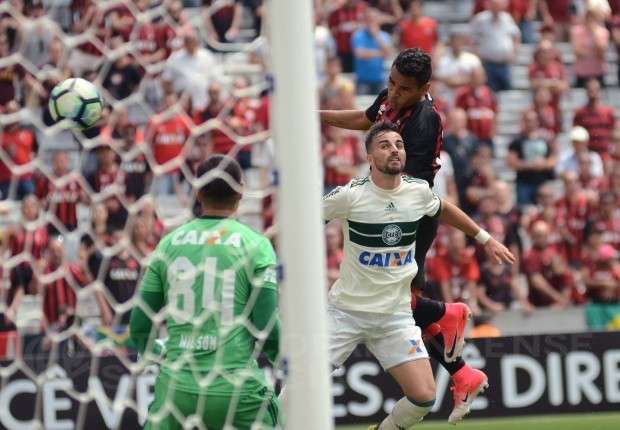 Atl&eacute;tico-PR acerta a trave quatro vezes e empata com o Coritiba em casa