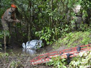Corpo foi encontrado às margens do rio Piraputanga. Foto: Minamar Júnior)