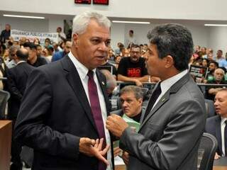 Deputados Cabo Almi (PT) e Rinaldo Modesto (PSDB), autor do projeto, durante sessão (Foto: Assessoria/ALMS)