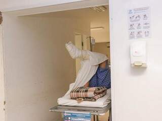 Paciente no Pronto Socorro da Santa Casa. (Foto: Henrique Kawaminami)
