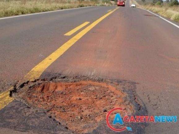 Motorista sofre acidente e capota carro ap&oacute;s passar em buraco na MS-159 