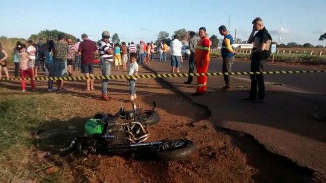 Jovem morre ao colidir moto na traseira de caminhonete na BR-163