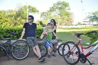 A família de ciclistas apoia a criação de ciclofaixas no parque (Foto: João Garrigó)