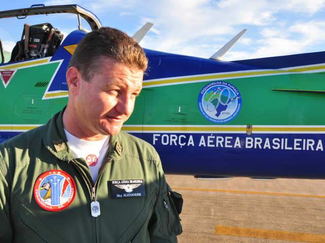  Em pausa para abastecer, Esquadrilha da Fuma&ccedil;a faz demonstra&ccedil;&atilde;o na Capital