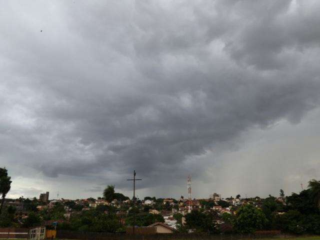 Feriadão prolongado será de tempo nublado e muita chuva, prevê instituto