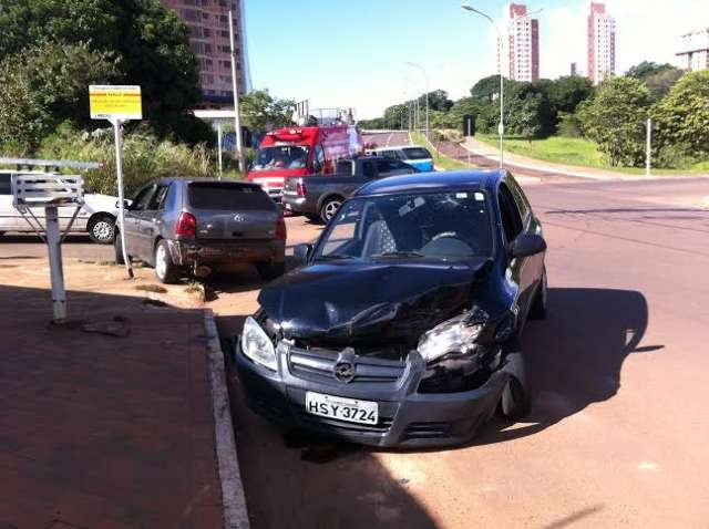 Carro invade preferencial e adolescentes ficam feridos na Via Parque