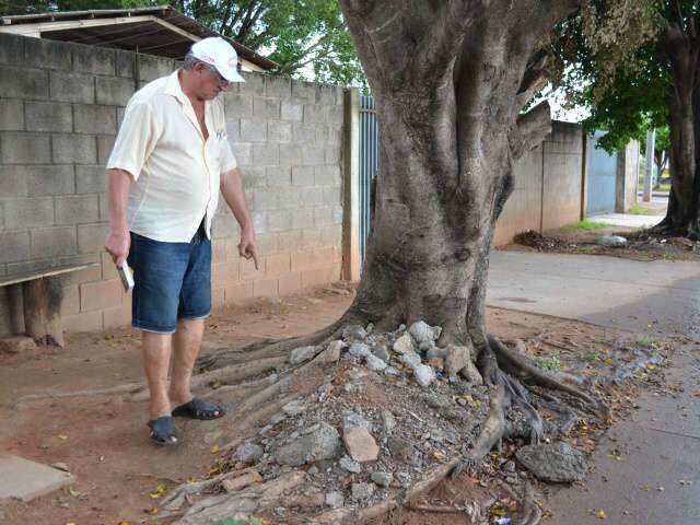  Do centro &agrave; periferia, moradores reclamam de esgoto a c&eacute;u aberto