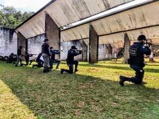 Policiais militares durante uma das aulas de tiro. (Foto: Divulgação/PM) 