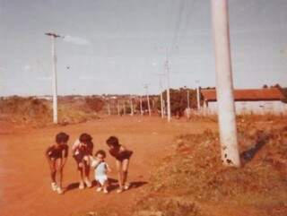 Avenida 1, na década de 1970. Registro mostra os quatro filhos de Delurce, ainda pequenos. (Foto: Arquivo Pessoal)