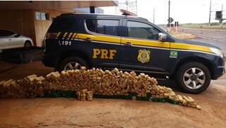 A droga foi apreendida e levada para a delegacia de Polícia Federal do município (Foto: divulgação/PRF)