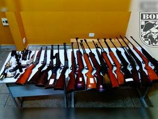 Armas apreendidas em residência em Aquidauana (Foto: divulgação Polícia Militar) 