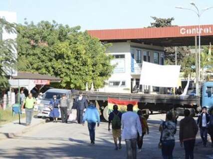 Manifesta&ccedil;&atilde;o de bolivianos fecha fronteira para ve&iacute;culos brasileiros