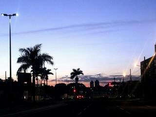 Quarta-feira amanhecendo com céu entre poucas nuvens no cruzamento da Avenida Fernando Correa com a Rua Rui Barbosa  (Foto: Saul Schramm)