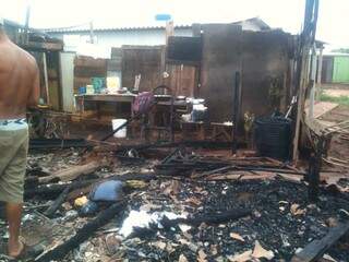Casa ficou completamente destruída pelas chamas (Foto: Direto das Ruas)