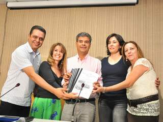 Prefeito Nelson Trad Filho recebeu em mãos as documentos com as prioridades elaborados pelos conselheiros diretora da Planurb, Marta Lúcia (Foto: João Garrigó)