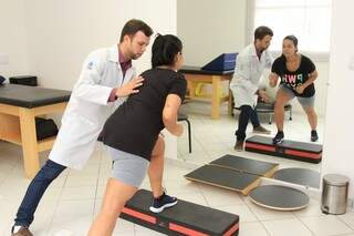 Fisioterapeuta Andrey De Marchi em avaliação de paciente. .(Foto: Marina Pacheco)