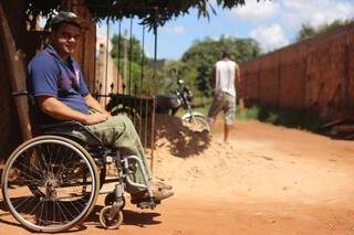 Sem condi&ccedil;&otilde;es de sair de carro, cadeirante achou que ladr&atilde;o iria atirar