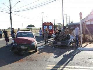 Carro foi parar na calçada após colisão (Foto: Paulo Francis)