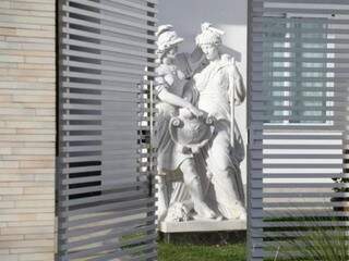 Estátua com figuras gregas que enfeitavam a frente da casa do acusado de chefiar esquema de tráfico de cocaína (Foto: Marcos Ermínio/Arquivo)