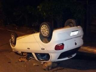 Bandidos invadem condom&iacute;nio e capotam carro roubado durante fuga