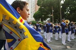 Campo Grande tem 863.982 habitantes. No detalhe, criança leva bandeira da cidade.  (Foto: Marcos Ermínio)