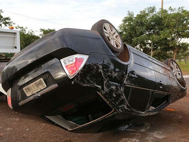 Ve&iacute;culo capota depois de pneus estourarem na Avenida Jo&atilde;o Arinos