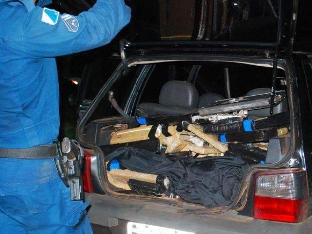 Traficante &quot;fura&quot; bloqueio e abandona carro com 260 quilos de maconha 