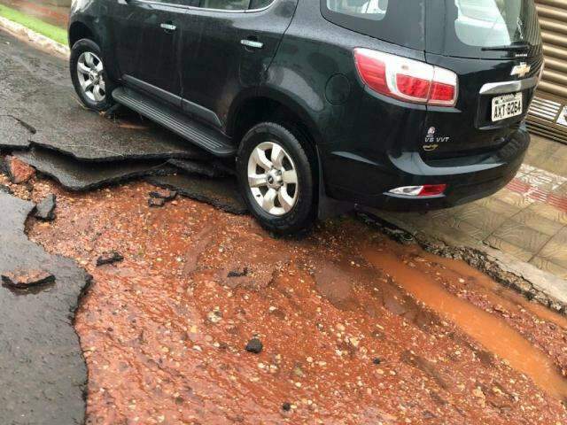 Ap&oacute;s temporal, placas de asfalto se soltam e &ldquo;prendem&rdquo; carro no S&atilde;o Francisco