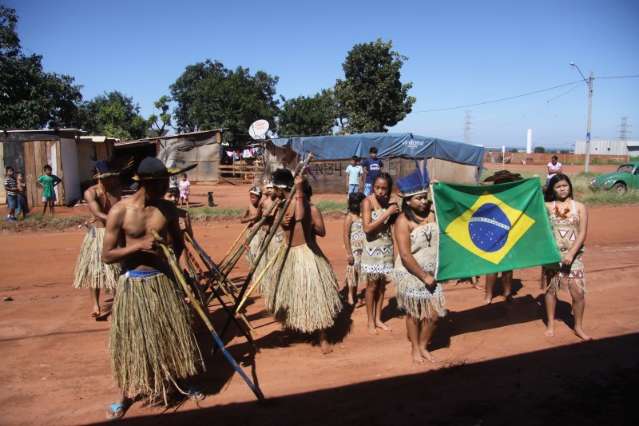Em dia de festa, &iacute;ndios que pedem casas levam &ldquo;bolo&rdquo; de prefeito