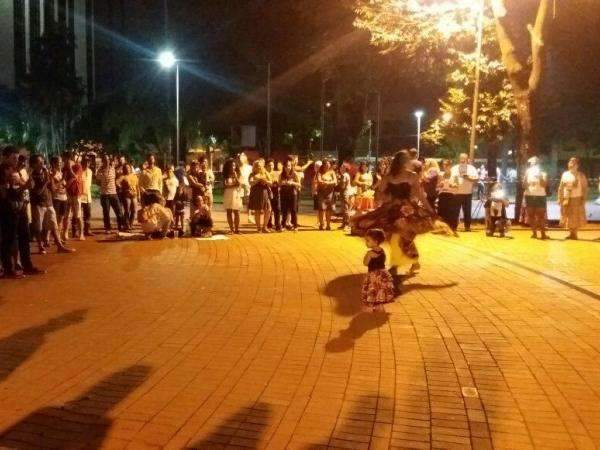 Vig&iacute;lia re&uacute;ne pol&iacute;ticos e manifestantes contra o impeachment de Dilma Rousseff