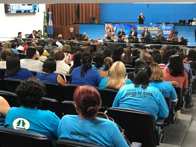Em audi&ecirc;ncia, educadores discutem riscos de corte no ensino especial 