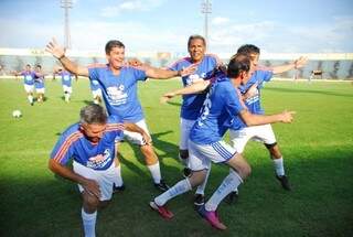Jogadores se divertindo durante a partida festiva no Douradão. (Foto: Divulgação)