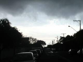 Em Três Lagoas, o céu ficou escuro na manhã de hoje (Foto:  Ricardo Ojeda/Perfil News)