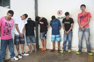 Bandidos usando roupas e sapatos das vítimas. Foto: Marcos Ermínio