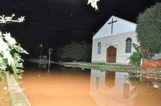 Rio Dourados transborda e inunda rua de acesso à igreja da Vila dos Navegantes, em Fátima do Sul (Foto: Washington Lima/Fátima News)
