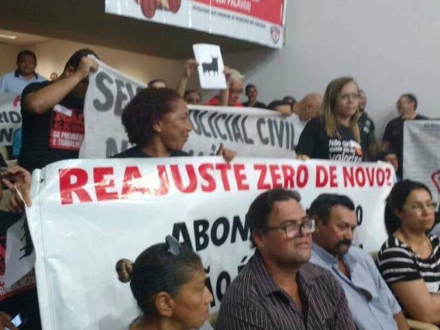 Protesto interrompe sess&atilde;o e gera bate-boca entre deputados e plateia