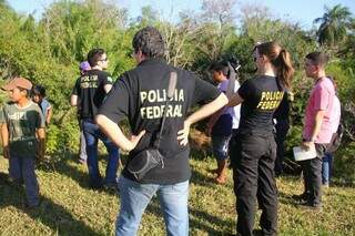 Polícia Federal, índios e a imprensa no local do crime. (Foto: Marcos Ermínio)