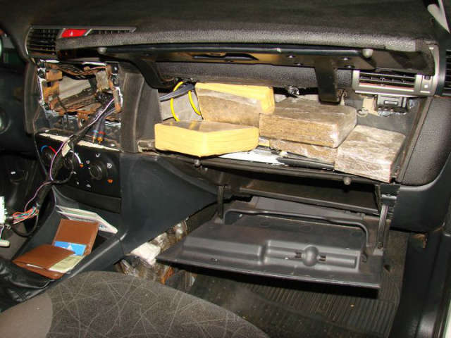  Pol&iacute;cia flagra Stilo recheado com 241 quilos de maconha na MS-156