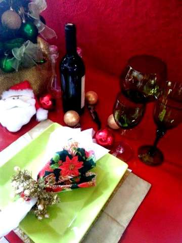 De ta&ccedil;as a fitas em cadeiras, veja algumas ideias para jantar no clima do Natal