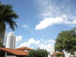 Céu com poucas nuvens na tarde desta segunda-feira, em Campo Grande. (Foto: Paulo Francis). 