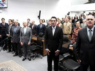 Ex-governadores, representantes dos homenageados, deputados e convidados cantam hino nacional (Foto: ALMS/Divulgação)