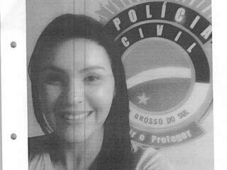 Pâmela posa para foto em delegacia da Capital; ela se passava por policial, segundo investigação (Foto: Reprodução)