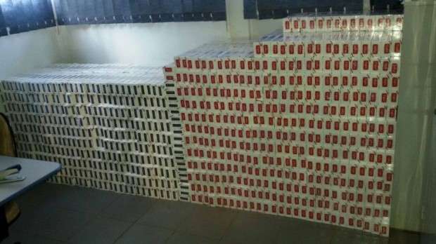 Carro &eacute; abandonado em posto de combust&iacute;veis com 1.350 pacotes de cigarros 