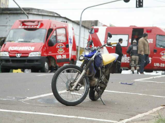  Motociclista fica ferido em acidente envolvendo viatura dos bombeiros 