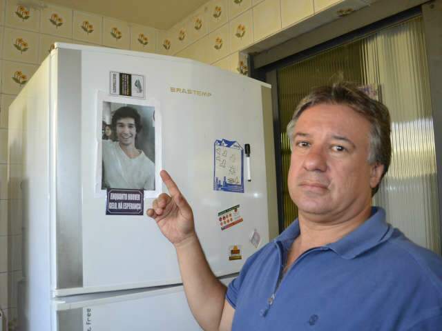  Um m&ecirc;s ap&oacute;s assassinato de estudantes, ato colhe assinaturas