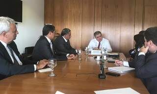 O ministro Carlos Marun, ao centro, garante recursos para reconstruir o leito do Taquari, hoje totalmente assoreado.