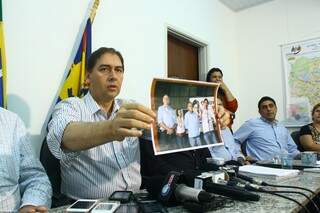 Bernal mostra foto de Tabosa ao lado de políticos (foto: Marcos Ermínio)