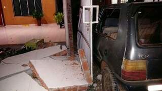 Muro e portão de residência ficaram destruídos depois de acidente. (Foto: TLNotícias/Divulgação)