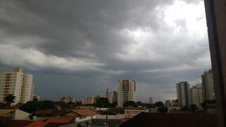 Nuvens carregadas na tarde desta quarta-feira, em Campo Grande (André Bittar)