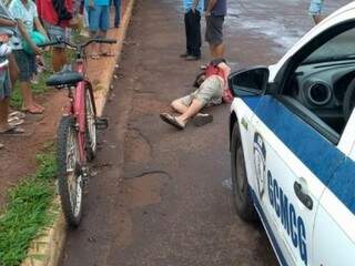 Suspeito foi detido por moradores e levado para a delegacia pela Guarda Municipal (Foto: Direto das Ruas)